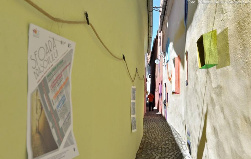 FOTO/ Strada Sforii din Braşov devine Muzeu în aer liber. De vineri, cea mai îngustă stradă din Europa de Est a fost redeschisă publicului