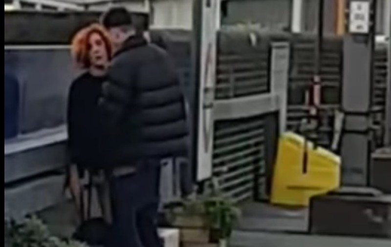 VIDEO | Cuplu surprins făcând sex într-o stație de tren din Londra. Tânărul a aflat de filmare după un telefon primit de la mama lui