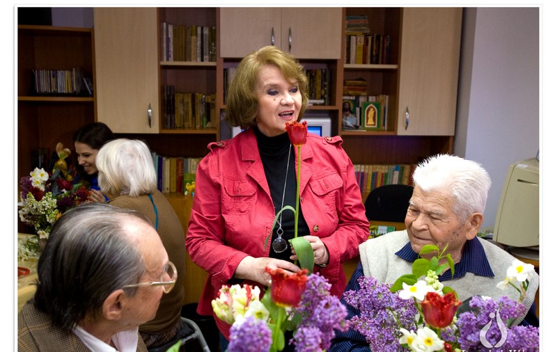 Margareta Pâslaru, voluntar de Florii la centrul de vârstnici Speranţa 