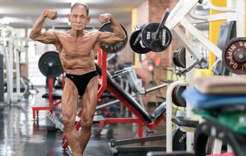 Toshisuke Kanazawa, un culturist în vârstă de 90 de ani, pozează în fața unei oglinzi în timp ce se antrenează în sala sa de sport din Hiroshima, Japonia, pe 11 septembrie 2026.