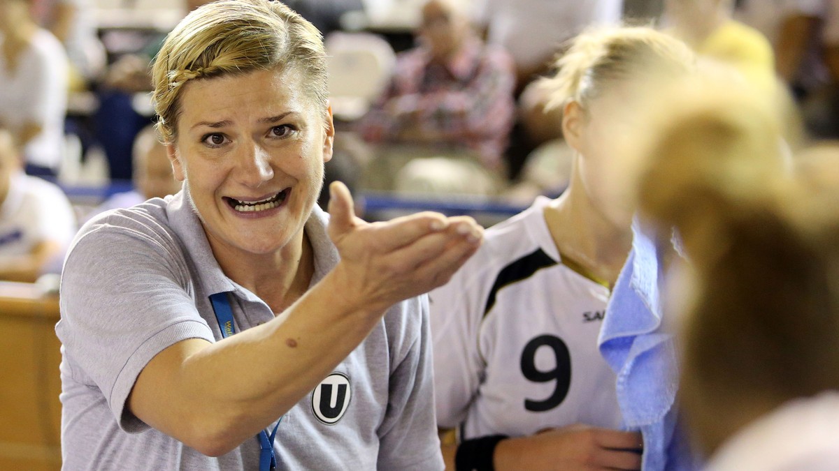 Carmen Amariei, pe vremea când dădea indicații handbalistelor de la Universitatea Cluj, din postura de antrenoare a echipei. (FOTO: HEPTA)