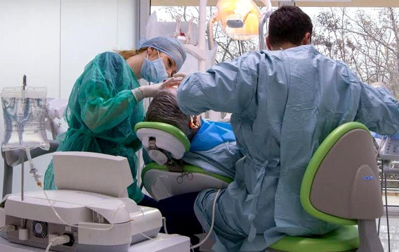Românii care vin din străinătate stau la coadă la stomatolog în perioada sărbătorilor