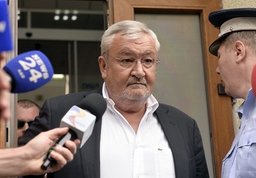 Sebastian Vlădescu, fost ministru de Finanțe, părăsește, vineri, 27 aprilie 2018, sediul central DNA din București. Foto: Hepta