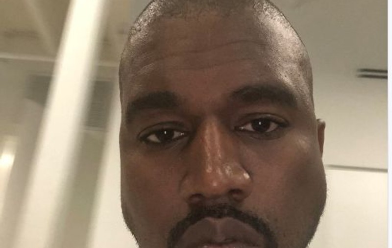 FOTO | Kanye West s-a ras în cap, în semn de omagiu pentru o victimă a atacului de la liceul din Florida