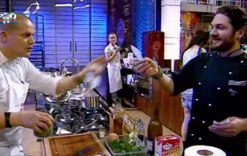 Un concurent, prins cu fițuici la MasterChef urlă:"Pleacă de aici, mă freci la icre", i-a spus acesta juratului Florin Dumitrescu | VIDEO