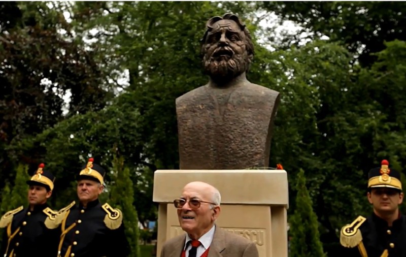 Bustul lui Adrian Păunescu din Parcul Grădina Icoanei ar putea fi retras. Motivele din spatele solicitării Institutului de Investigare a Crimelor Comunismului