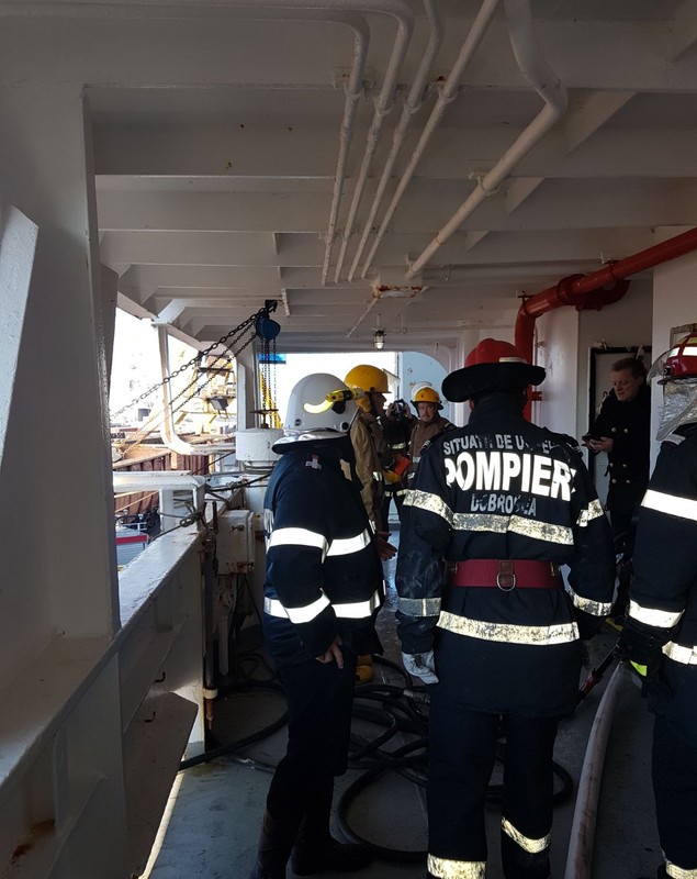 UPDATE: Arde o navă în Portul Constanța. Trei membri ai echipajului au nevoie de ajutor | FOTO&VIDEO
