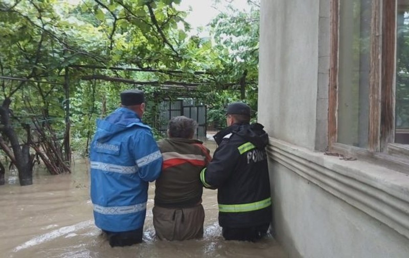 Inundații în Târgu Ocna, județul Bacău. Jandarmii au salvat un bărbat din calea apelor