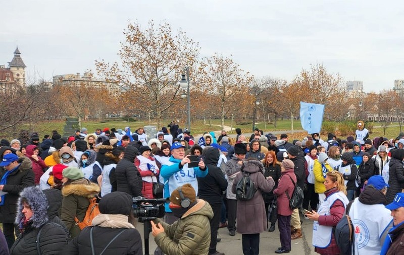 Angajații din Educație au protestat în fața Parlamentului. Ce revendicări au avut