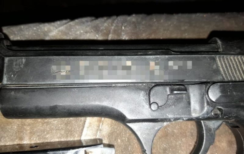 Bărbat reţinut de polițiști, după ce a ameninţat cu pistolul o tânără, pe o stradă din Băileşti