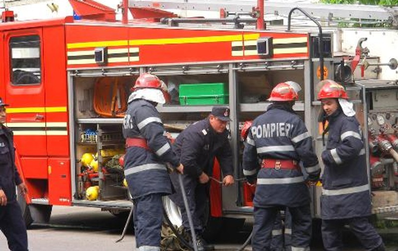 Incendiu într-un bloc din Pitești. Pompierii au intervenit cu 5 autospeciale