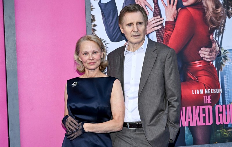 Pamela Anderson și Liam Neeson ar avea o relație reală. Au fost acuzați că apropierea lor e o strategie de marketing pentru filmul „The Naked Gun”