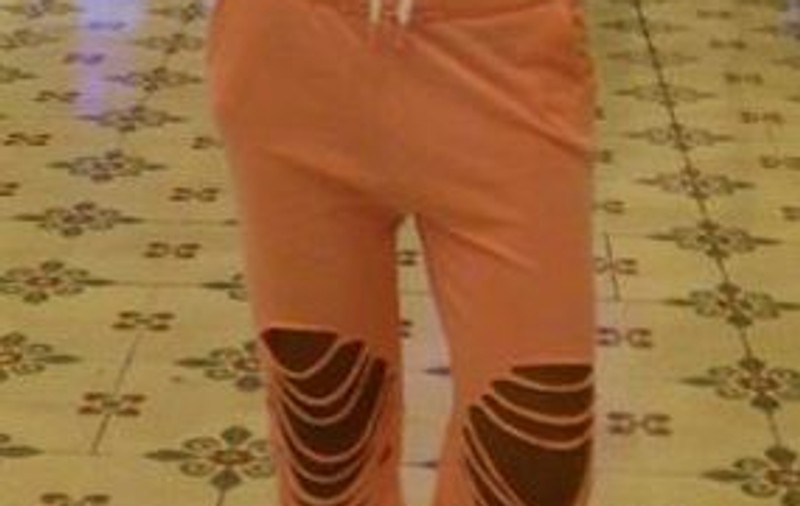 O vedetă autohtonă, cu pantalonii franjuri. O ia pe urmele lui Lady GaGa?
