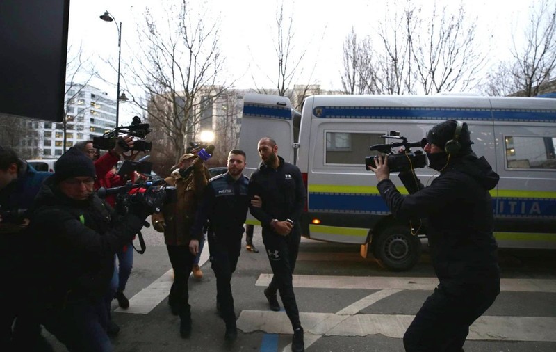 Frații Tate, aduşi din arest la DIICOT pentru percheziții informatice. Andrew Tate a acuzat statul că vrea să-i ia mașinile și banii
