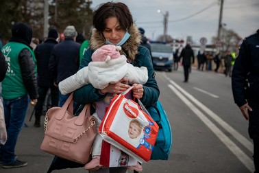Copilul din brațe, o geantă, un rucsac și niște scutece. Atât are la ea o femeie din Ucraina fugită din calea războiului