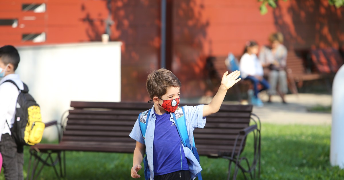Prima zi de școală sursa foto Dumitru Angelescu