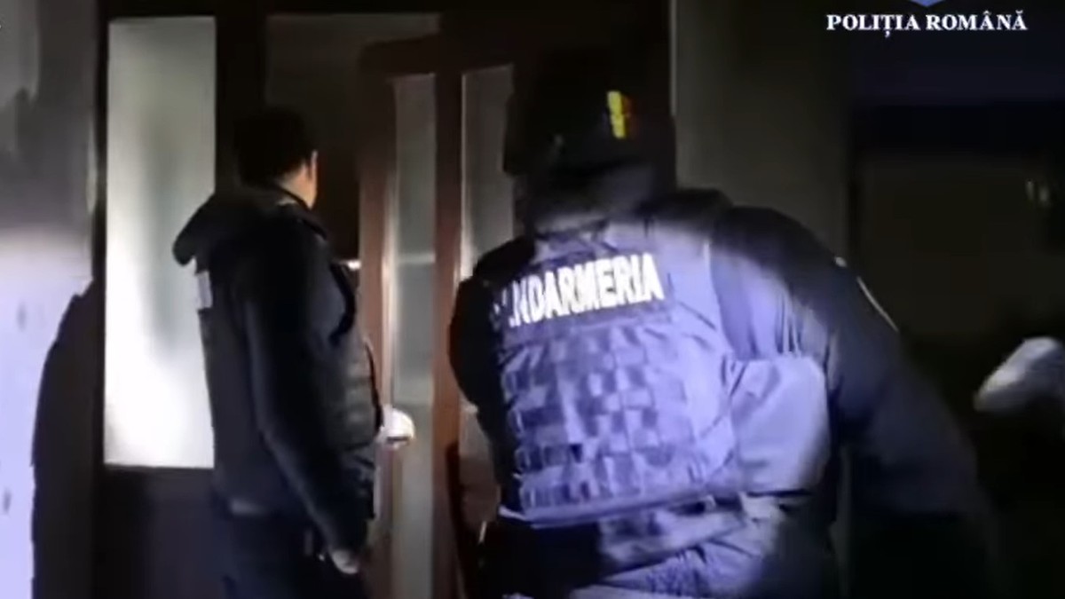 jandarmii la ușa primarului Florin Petre din Crevedia