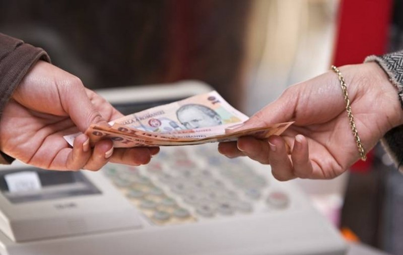 I-a dat 50 de euro șpagă unui polițist de frontieră ca să iasă din țară cu copilul alteia. Femeia voia să ajungă în Irlanda