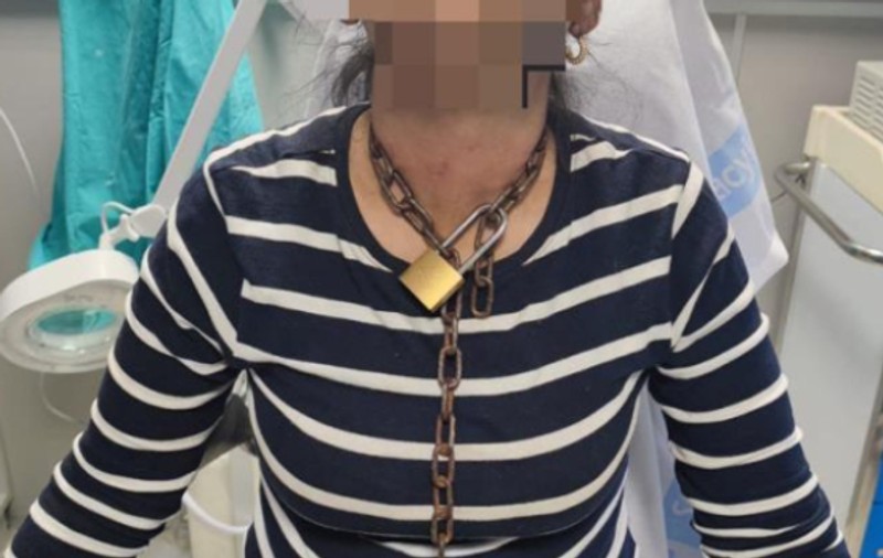 O femeie a ajuns la spital cu un lanț legat în jurul gâtului, după ce a reușit să scape de bărbatul care a răpit-o, în Spania