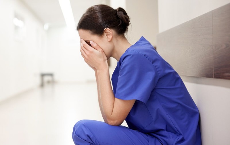 O doctoriță din București spune că a fost dată afară din apartament de proprietară: „A dat cu clor după mine”