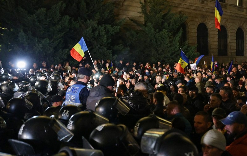 Haos în Centrul Vechi din București după invalidarea candidaturii lui Călin Georgescu: 13 jandarmi răniți. Bilanțul distrugerilor cauzate de protestatari