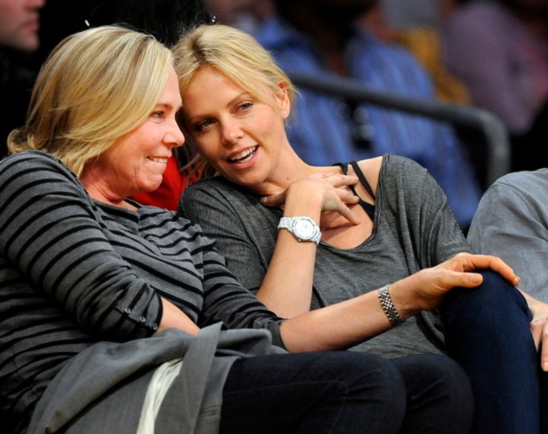 Charlize Theron a povestit cum mama sa l-a împușcat și l-a ucis pe tatăl ei alcoolic. Actrița a văzut totul, când avea 15 ani