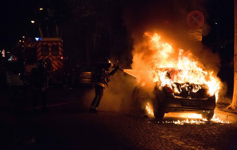 Violențe lângă Paris, după ce un tânăr ar fi fost violat de mai mulți polițiști