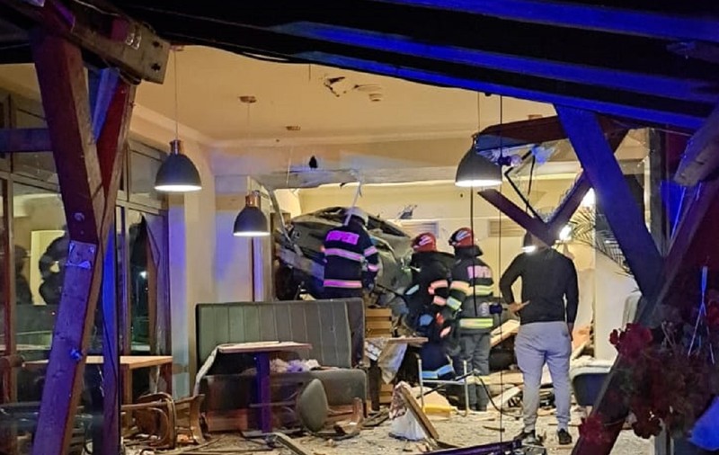 Un șofer de 19 ani a intrat cu mașina în mijlocul unui restaurant din județul Cluj. FOTO