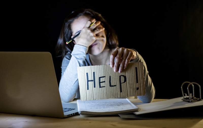 Experți români în inteligență artificială analizează comportamentul uman pe net. Depresia ar putea fi detectată prin analizarea postărilor pe Facebook