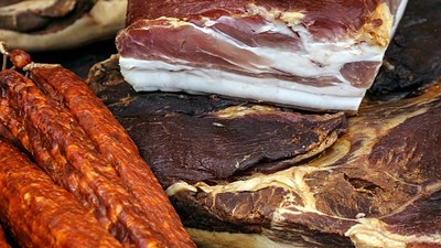 VIDEO Cele mai bune specii de lemn pentru afumat. Ce lemn să nu foloseşti