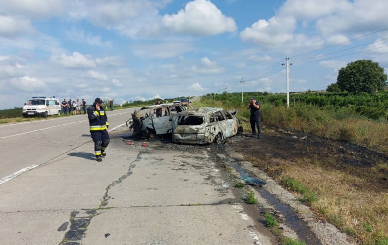Cinci morţi şi şase răniţi într-un accident grav produs în apropiere de Chişinău. După impact, mașinile au luat foc