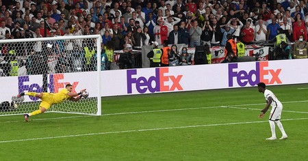 Bukayo Saka ratează ultima lovitură de departajare în finala Euro 2020, Italia - Anglia. Foto: EPA