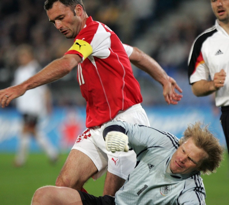 Cu banderola de căpitan al Elveției, într-un duel cu Oliver Kahn, portarul Germaniei | Foto: EPA
