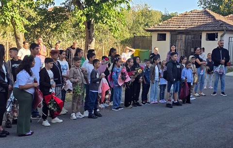 Elevi în fața scolii din Măguri
