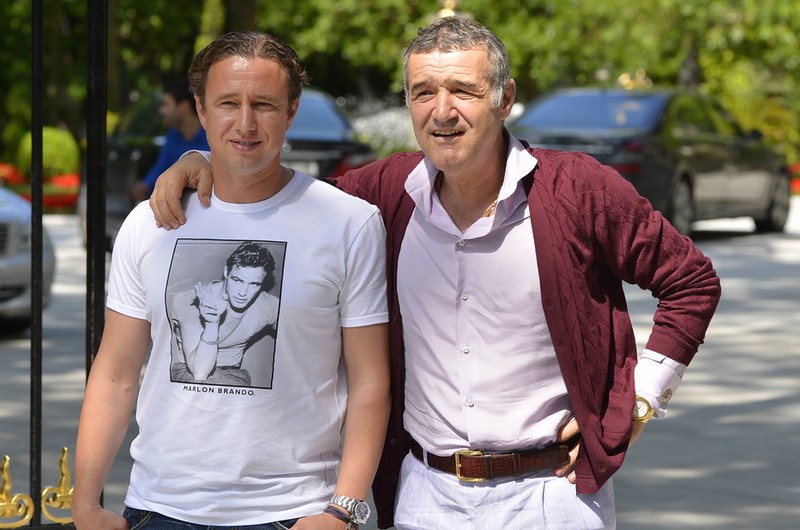 Singura imagine cu Reghecampf și Becali, la prezentarea oficială din primul mandat