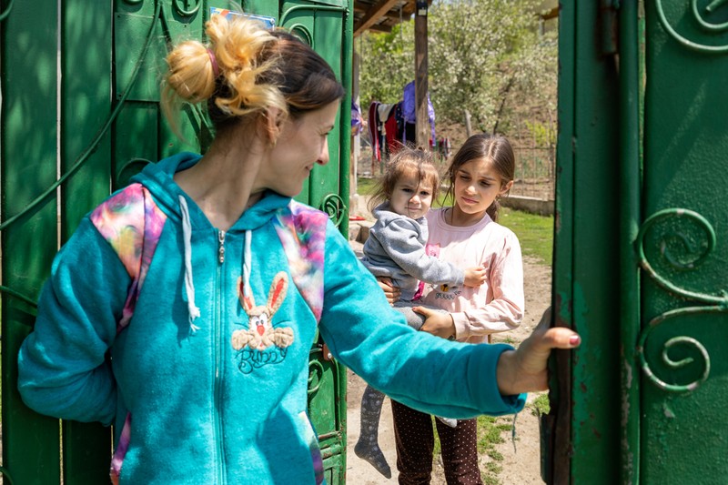 Mihaela împreună cu cele două fete. Foto: Eli Driu / Libertatea
