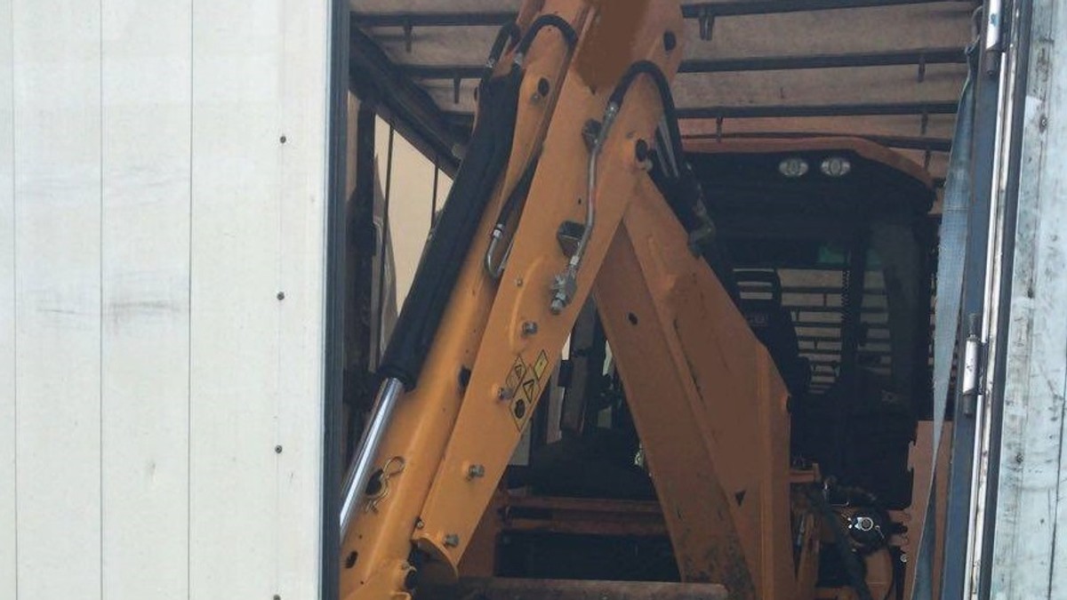 Un buldoecavacator în valoare de 100.000 de euro furat la Bistrița a fost găsit în Vrancea