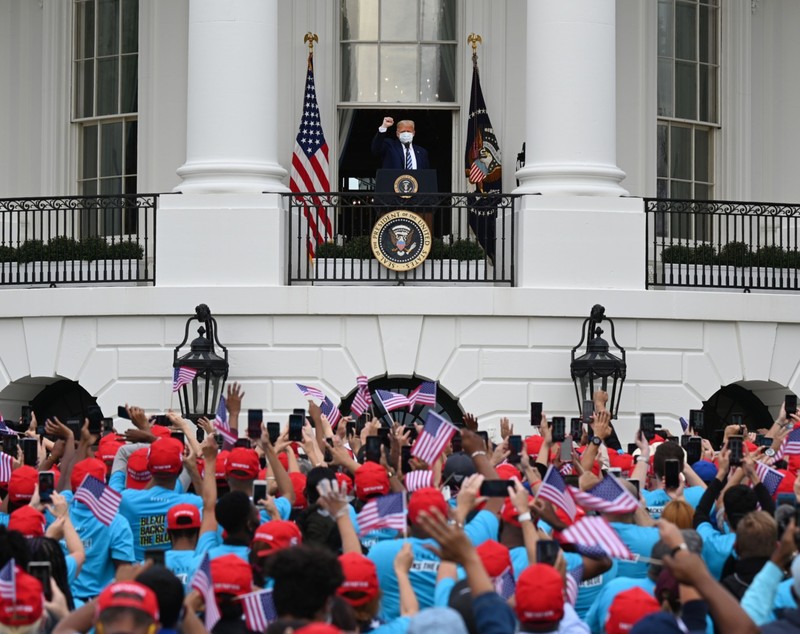 VIDEO | Donald Trump, primul eveniment public după infectarea cu COVID-19. CNN: "Discurs divizor la Casa Albă" în fața a sute de oameni, cu atac la Joe Biden