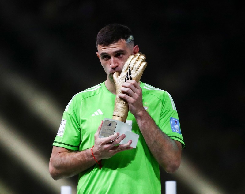 Emiliano Martinez, gest șocant la Cupa Mondială, după ce a primit premiul pentru cel mai bun portar