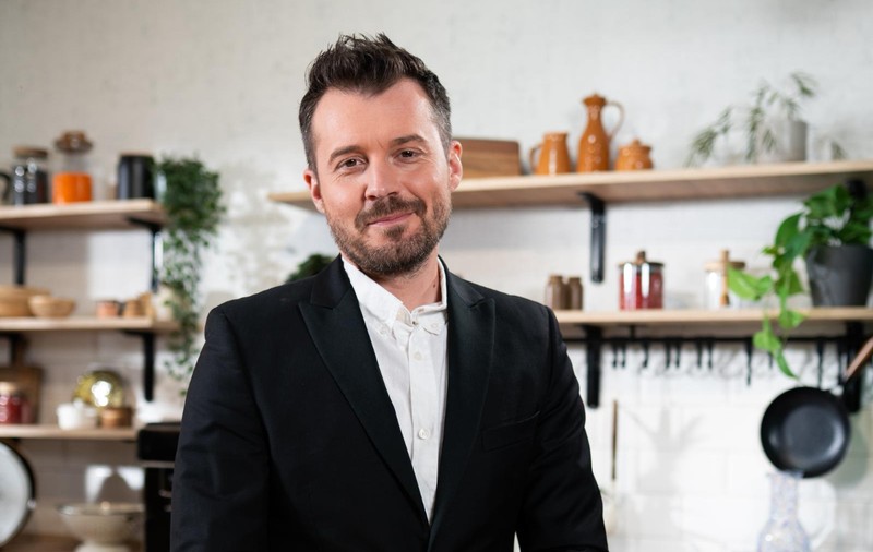 „Meniu de vedetă” revine la Antena Stars cu o serie specială. Unde va găti chef Horia Manea: „Pe urmele condimentelor și mâncării bune”