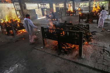 Morții sunt incinerați în crematorii improvizate, în India. Foto: Epa