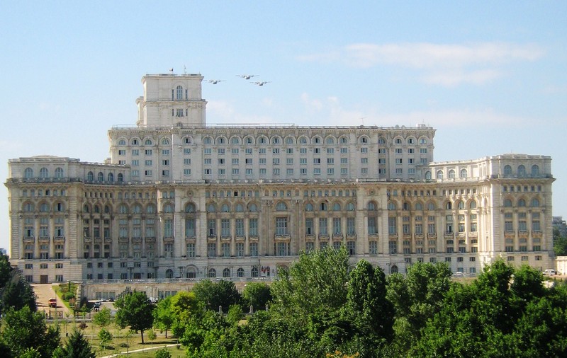 Avioane și elicoptere militare au survolat Palatul Parlamentului