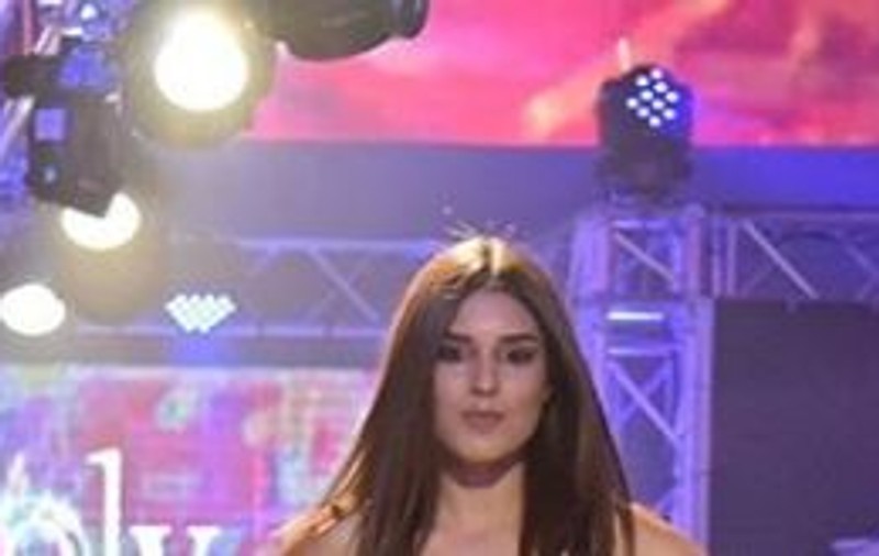 Un model din Columbia a rămas fără sutien în timp ce defila pe podium