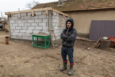 Cu instrucțiuni de pe internet, Ionuț s-a apucat să zidească o baie