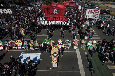 Manifestație în Buenos Aires a muncitorilor care protestatează împotriva inflației care se apropie de 90% Foto: Profimedia