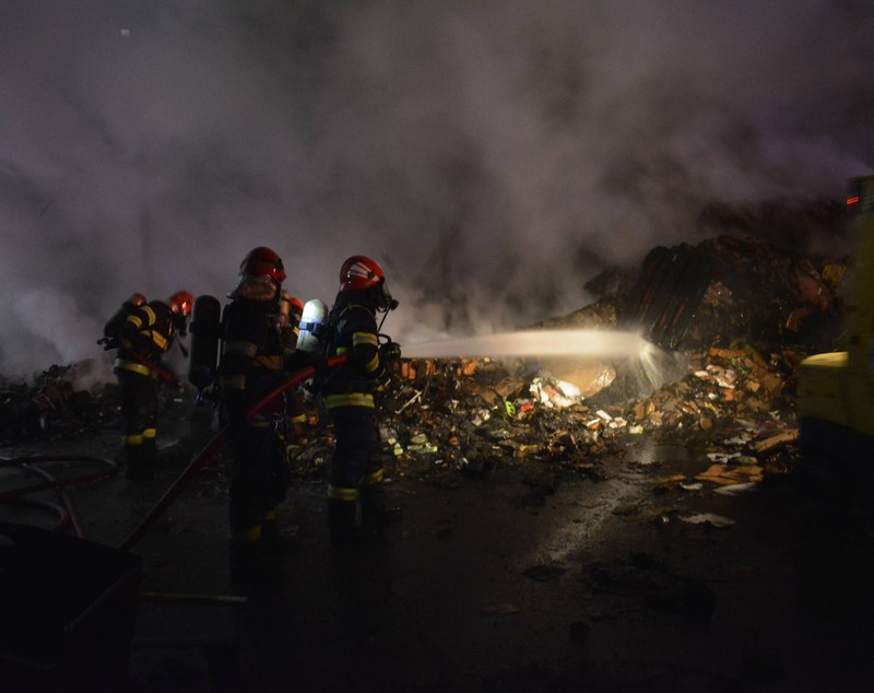 Incendiu puternic în curtea unui mall din Cluj. Clienții unui supermarket au fost evacuați | VIDEO