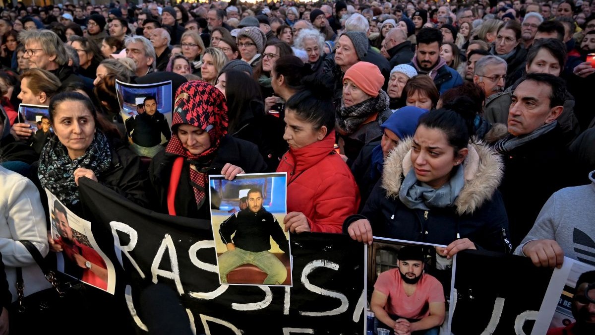 Manifestație în Hanau. Participanții au adus fotografii cu victimele atacului de miercuri FOTO: EPA