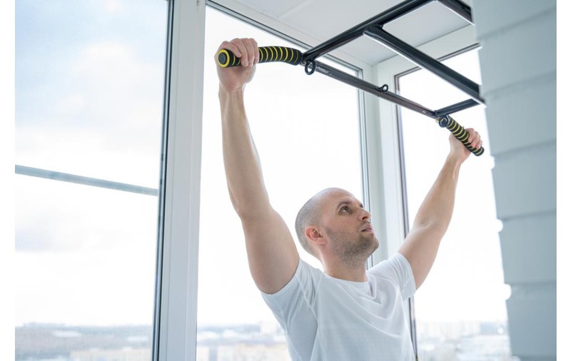 Top 7 exerciții la bara de tracțiuni pe care le poți face acasă