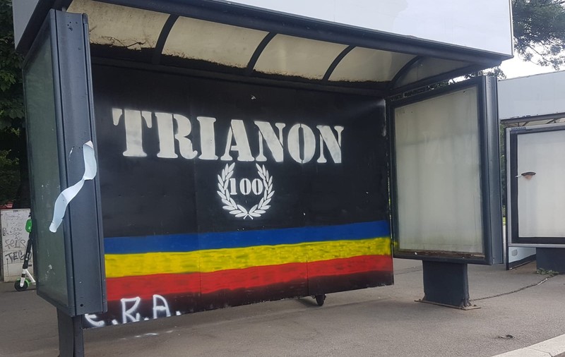 Grafitti cu mesajul „Trianon 100” în doliu, pictat într-o staţie de autobuz din Capitală