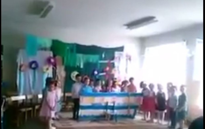 Învață în vestiarele sălii de sport. Chinul copiilor de grădiniță din Tulcea